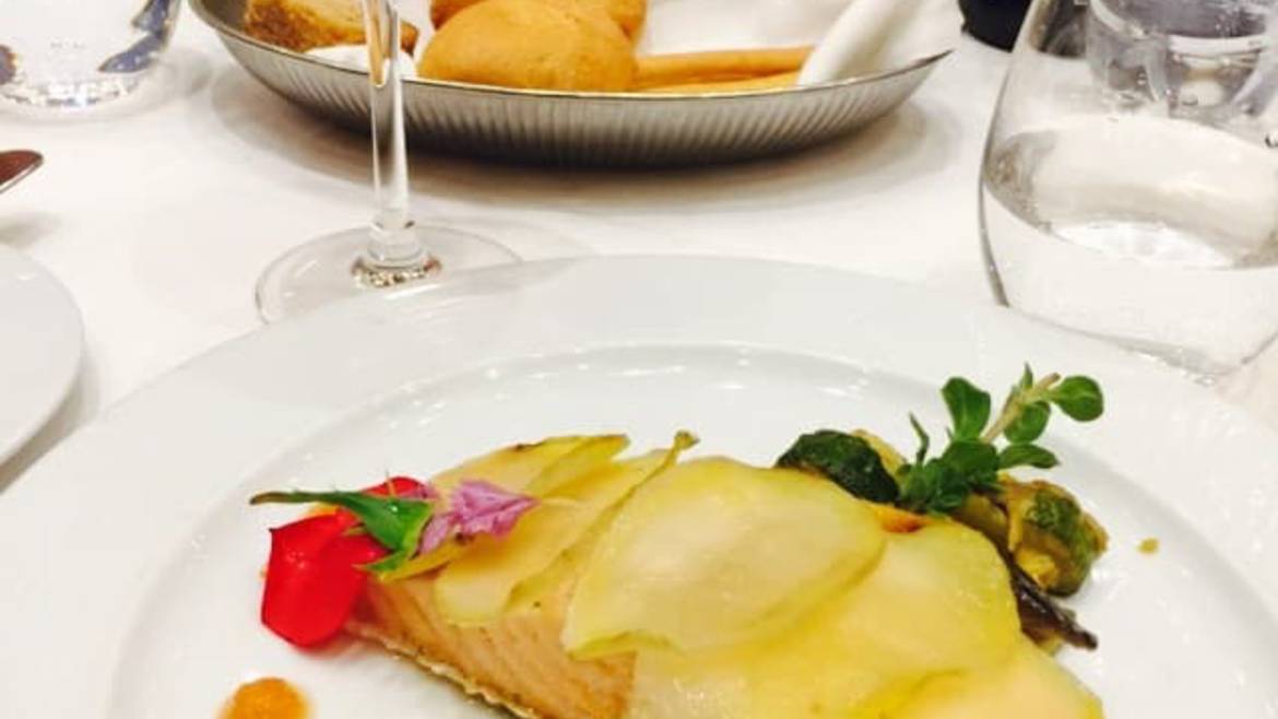 Déjeuner dans un restaurant d'Illiers-Combray