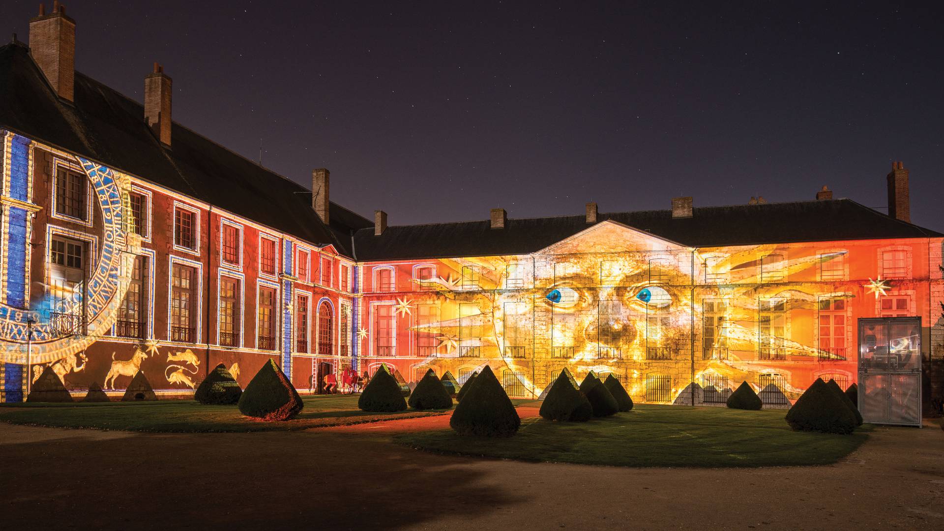 Musée des Beaux-Arts côté jardins de l'évêché illuminé